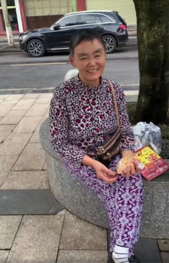 走失者照片 泸州市寻人：七旬老太走失，穿红色花...
