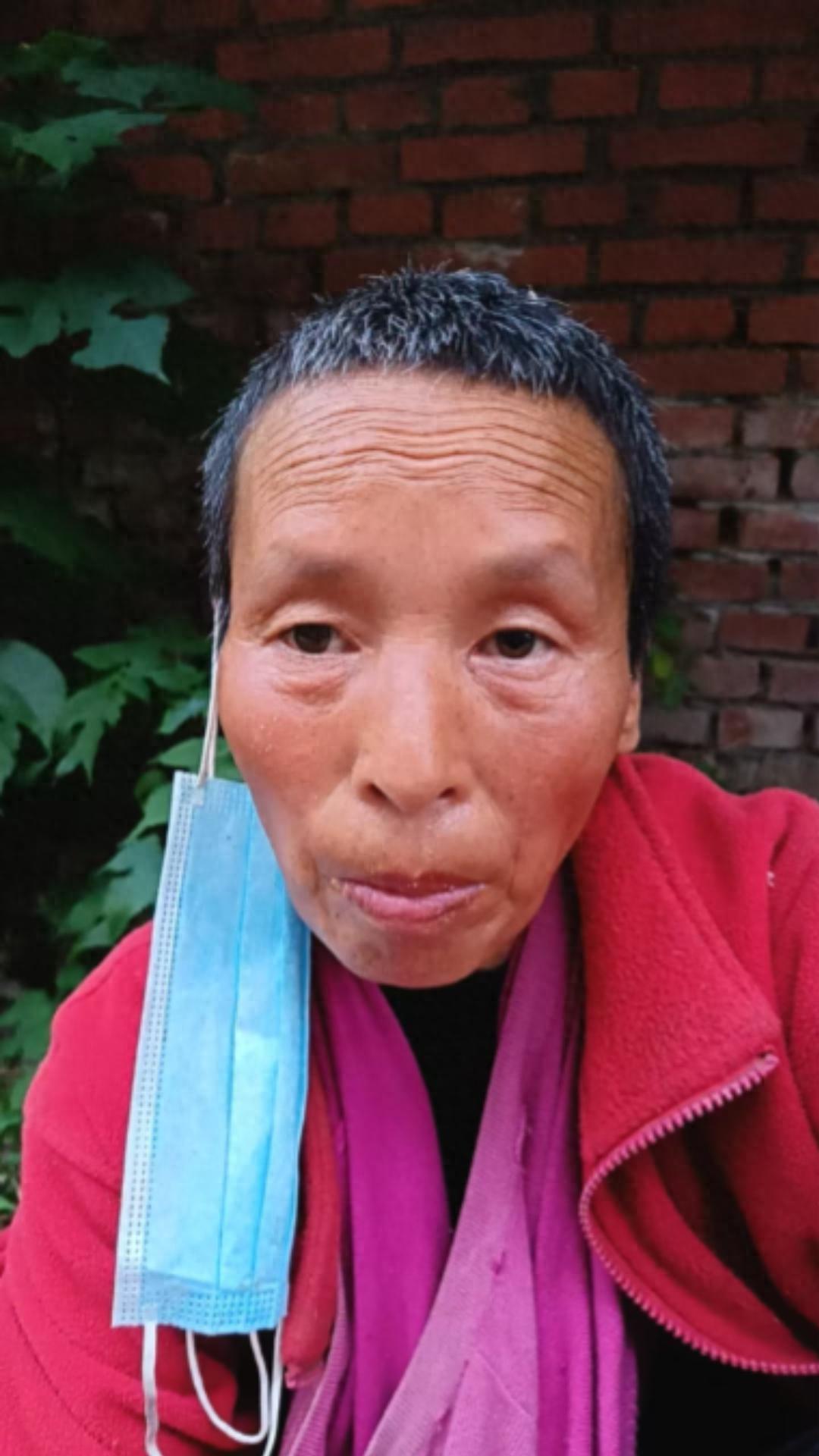 走失者照片 石家庄市寻亲：中年女子被救助，穿红...
