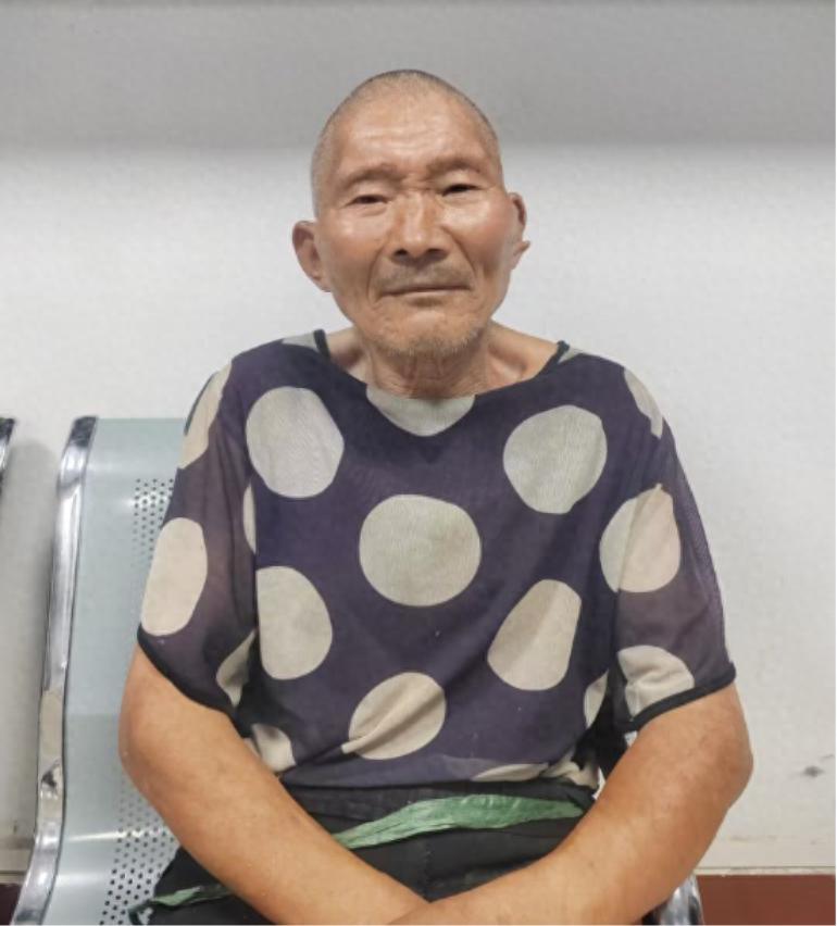 走失者照片 南阳市寻亲：七旬老人被救助，穿黑底...