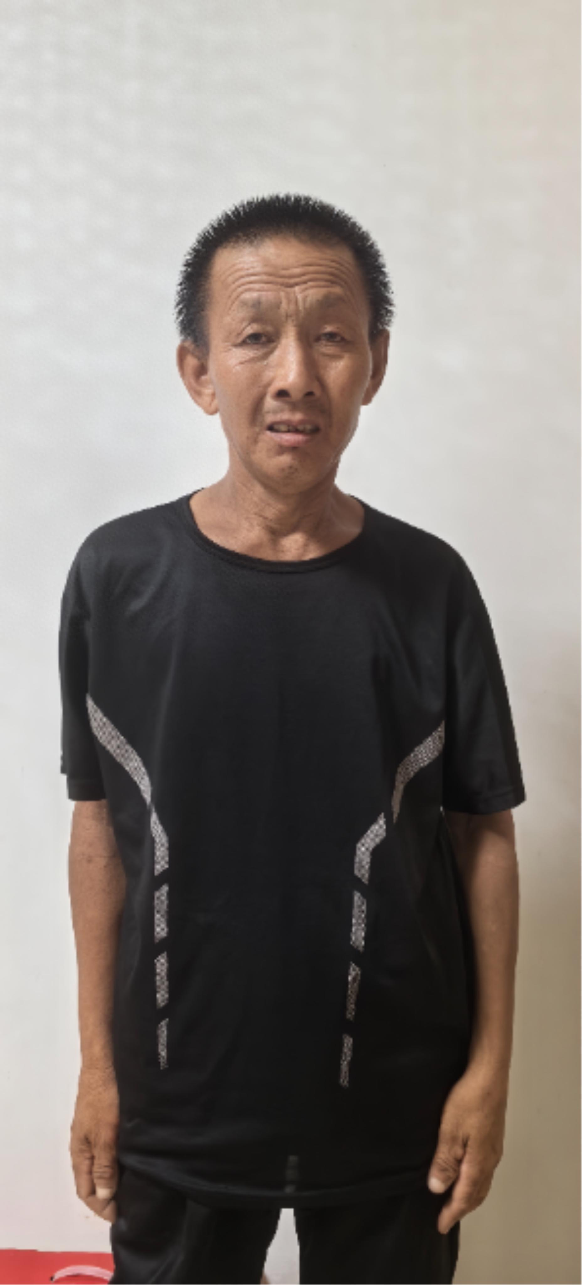 走失者照片 安庆市寻亲：六旬老人被救助，穿黑色...