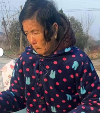 走失者照片 常德市寻人：八旬老太走失，穿红色马...