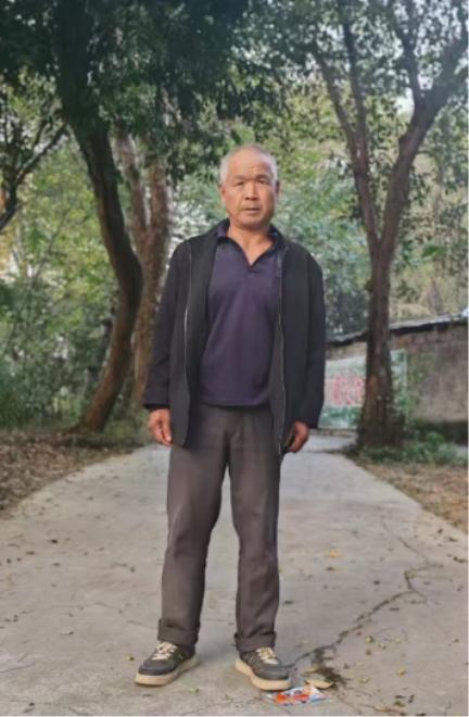 走失者照片 桂林市寻人：六旬老人走失，穿白色条...