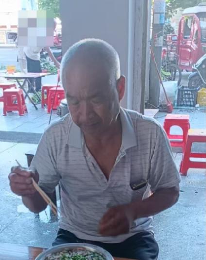 走失者照片 桂林市寻人：六旬老人走失，穿白色条...