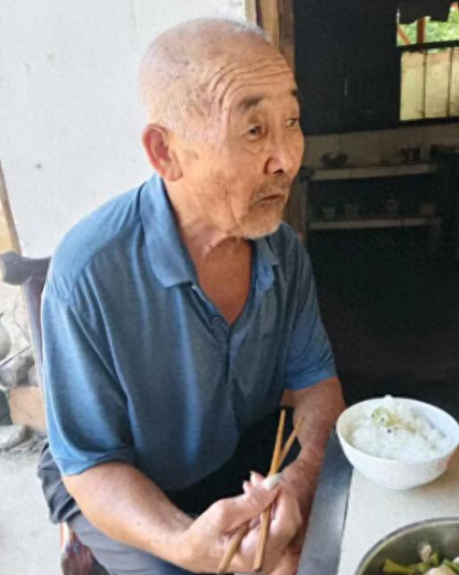 走失者照片 信阳市寻人：七旬老人走失，穿蓝色长...