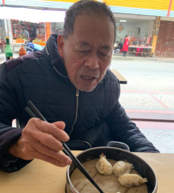 走失者照片 梅州兴宁寻人：七旬老人走失，穿蓝色...
