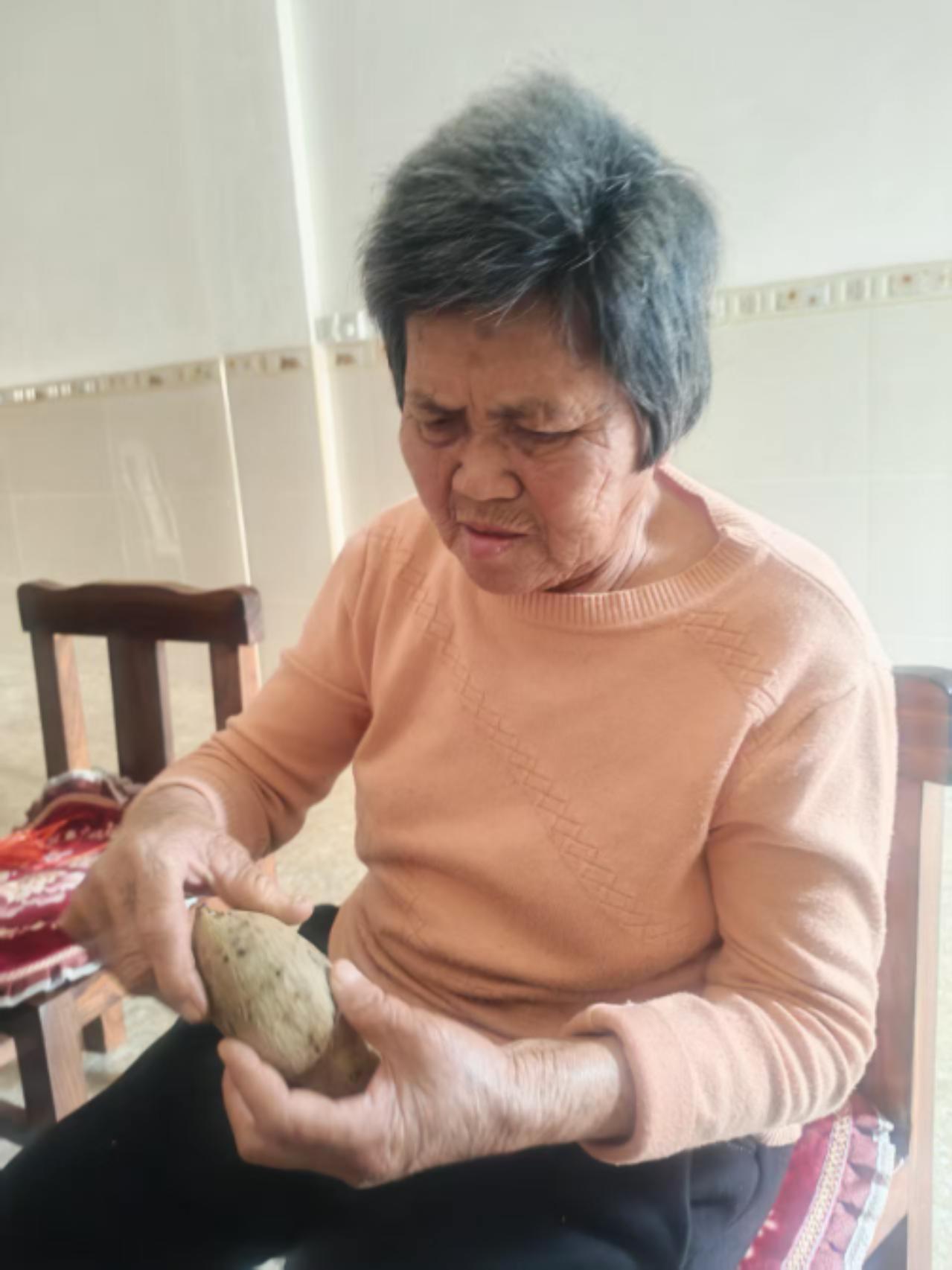 走失者照片 梅州市寻人：八旬老太走失，穿格子上...