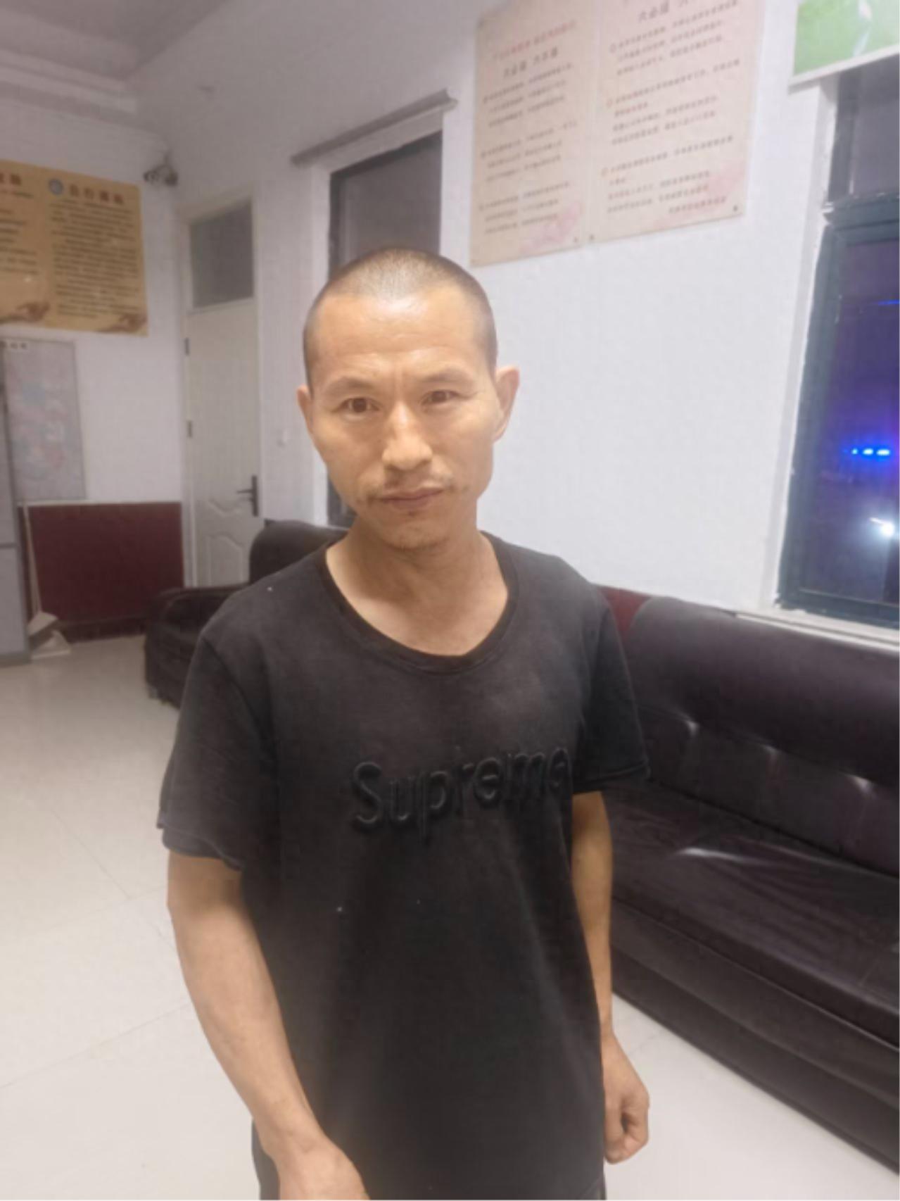 走失者照片 阜阳市寻亲：中年男子被救助，穿黑色...