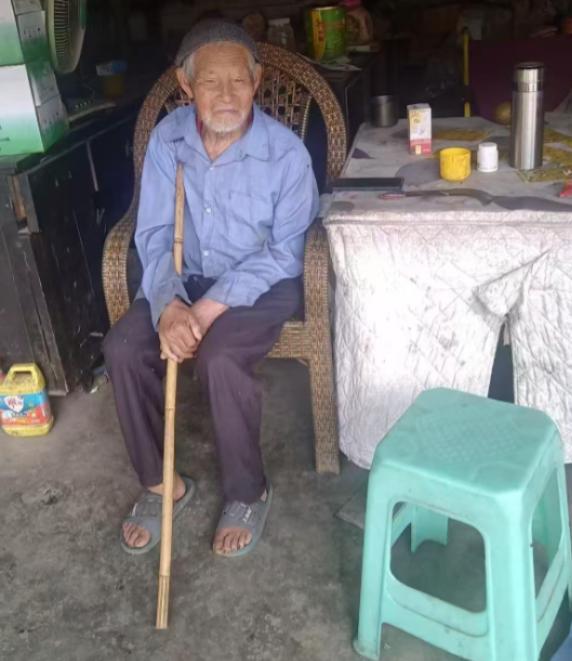 走失者照片 宜宾市寻人：九旬老人走失，穿深色外...