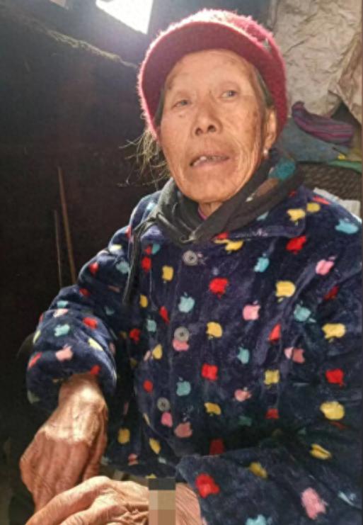 走失者照片 信阳寻人：八旬老太走失，穿白底蓝色...