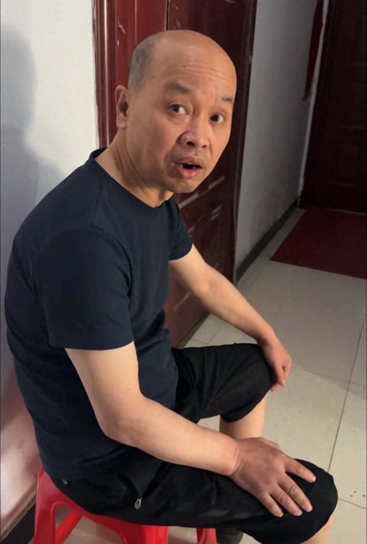 走失者照片 咸阳市寻人：五旬男子走失，患小脑萎...