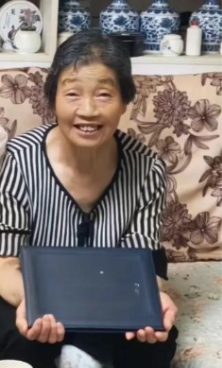 走失者照片 商洛市寻人：七旬老太走失，穿黑白相...