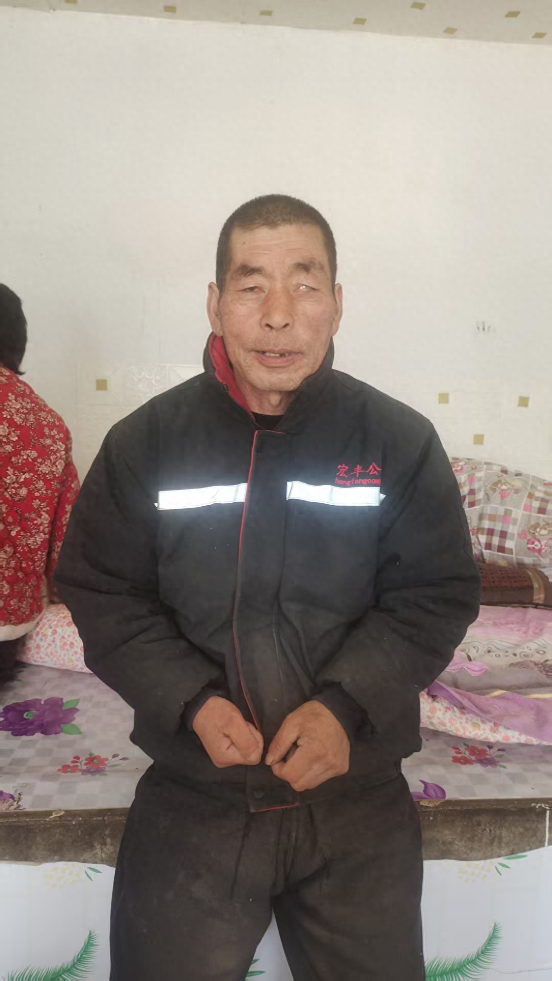 走失者照片 赤峰市寻人：六旬老人走失，患小脑萎...