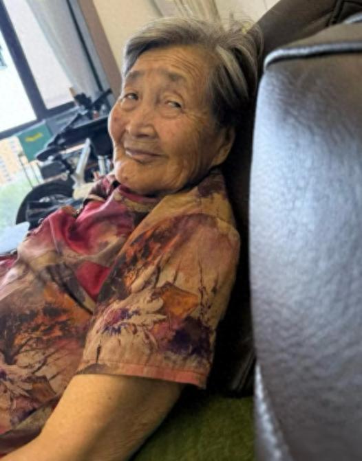 走失者照片 开封市寻人：八旬老太走失，穿杏红色...