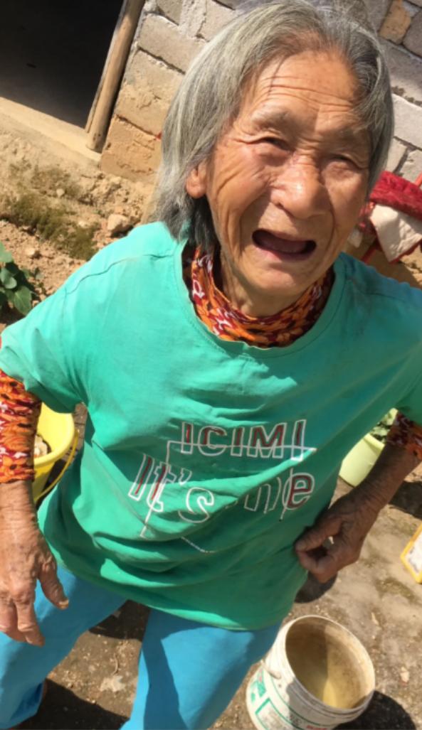 走失者照片 赣州市寻人：八旬老太走失，穿黑色花...