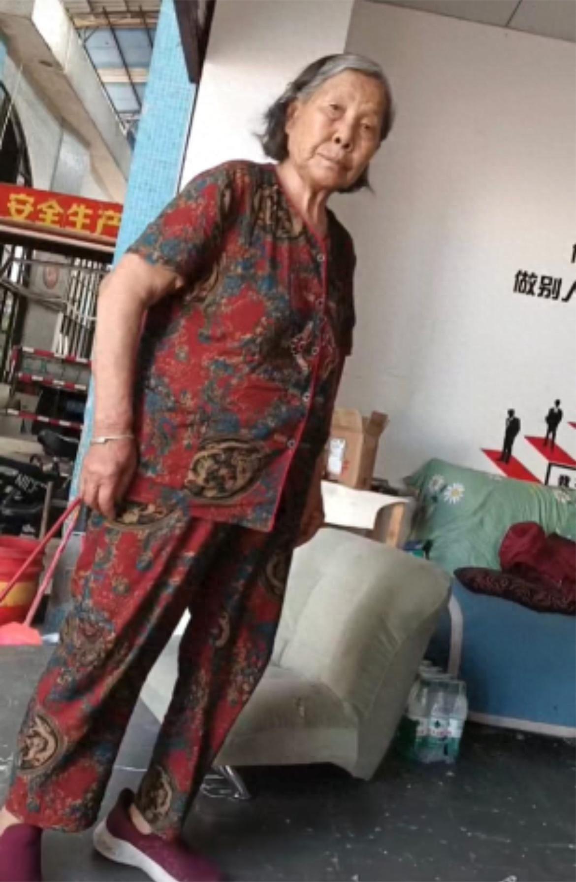 走失者照片 佛山市寻人：八旬老太走失，穿红底花...