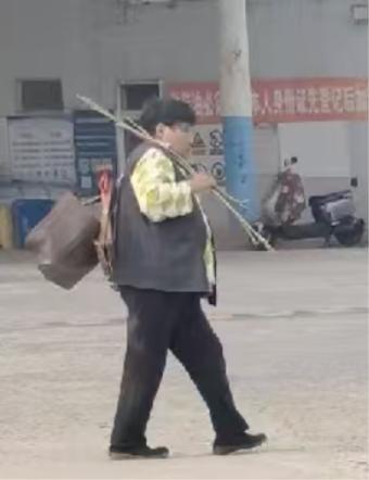 走失者照片 烟台市寻人：七旬老太走失，穿灰色马...