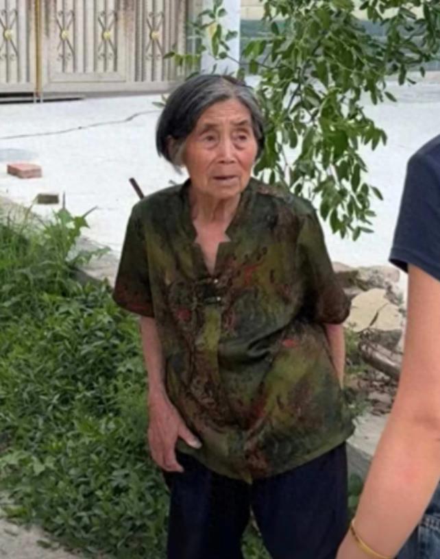 走失者照片 阜阳市寻人：八旬老太走失，穿蓝色上...