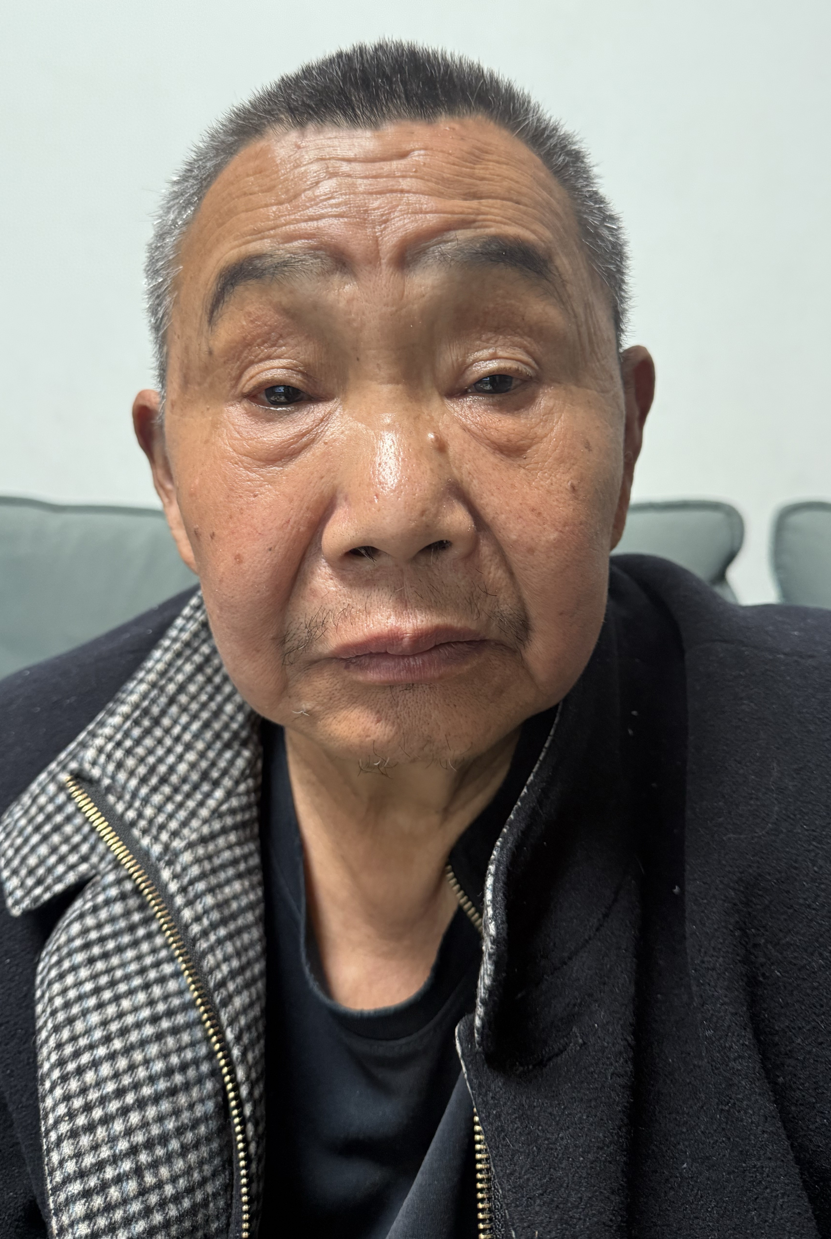 走失者照片 成都市寻人：七旬老人走失，穿黑底黄...