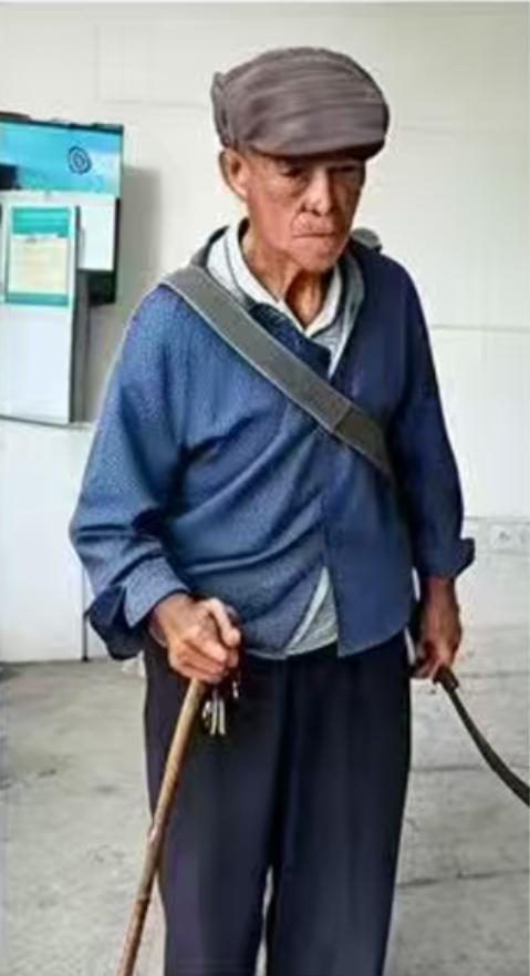走失者照片 河池市寻人：八旬老人走失，穿蓝色外...