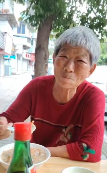 走失者照片 重庆市寻人：七旬老太走失，穿红色针...