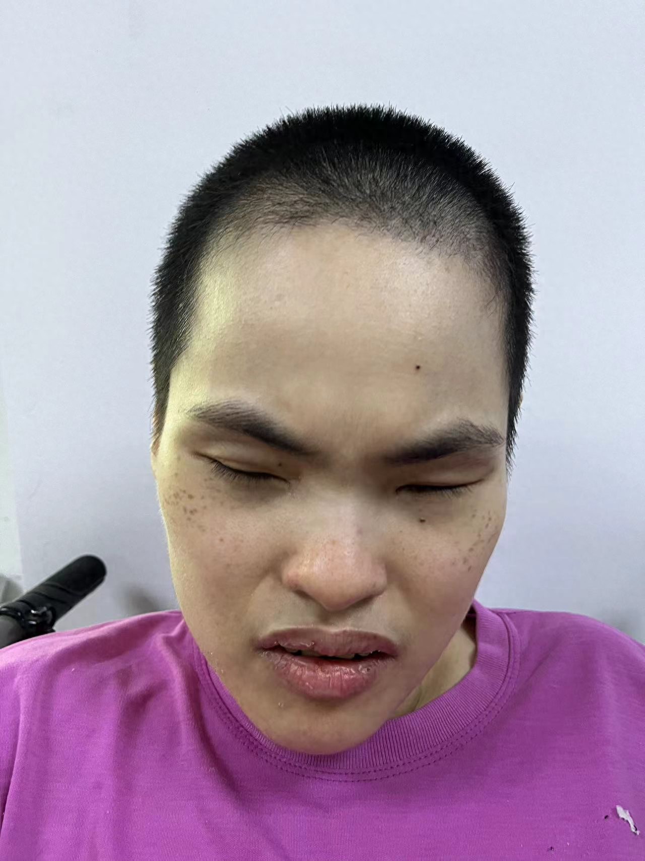 走失者照片 广州市寻亲：青年女子被救助，穿粉红...