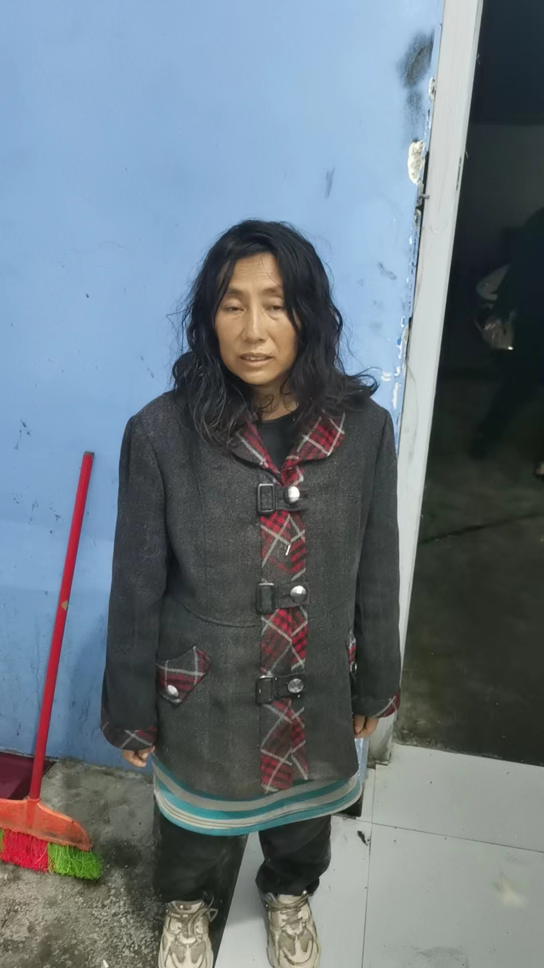 走失者照片 遵义市寻亲：中年女子被救助，穿黑色...