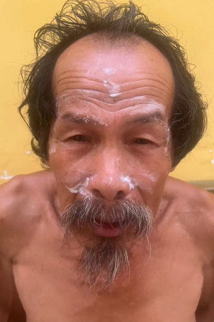 走失者照片 钦州市寻亲：六旬老人被救助，高1米...