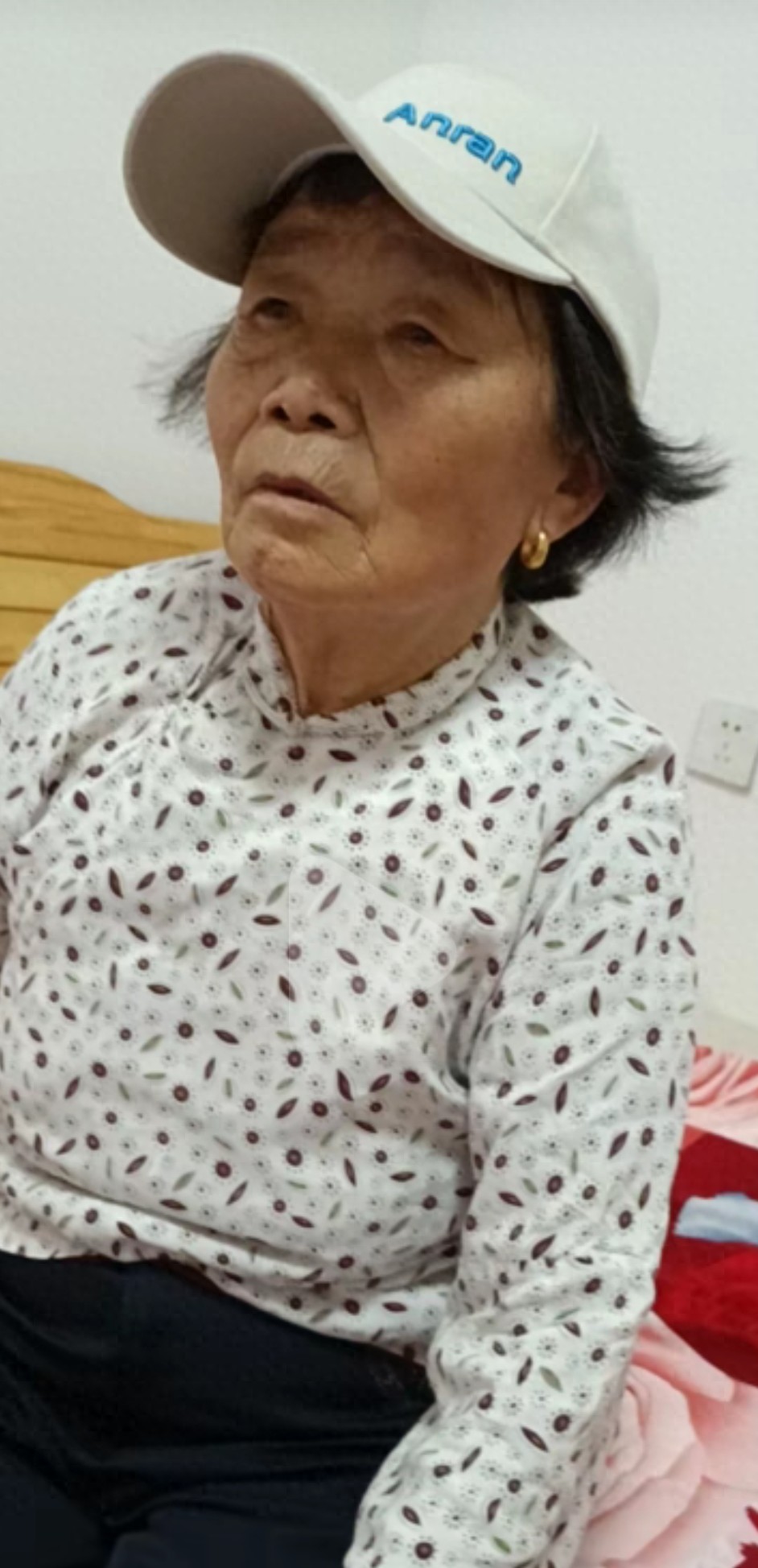 走失者照片 亳州市寻人：八旬老太走失，戴白色遮...