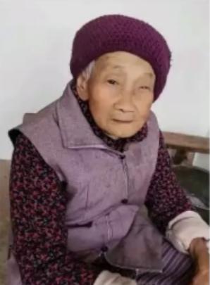 走失者照片 眉山市寻人：九旬老太走失，系蓝色围...