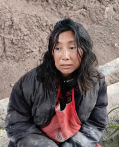 走失者照片 遵义市寻亲：中年女子被救助，穿黑色...