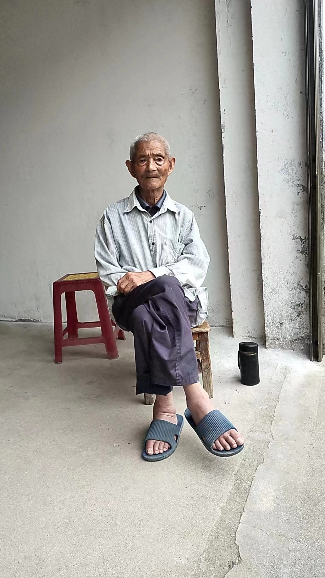 走失者照片 黄冈市寻人：八旬老人走失，穿灰白条...