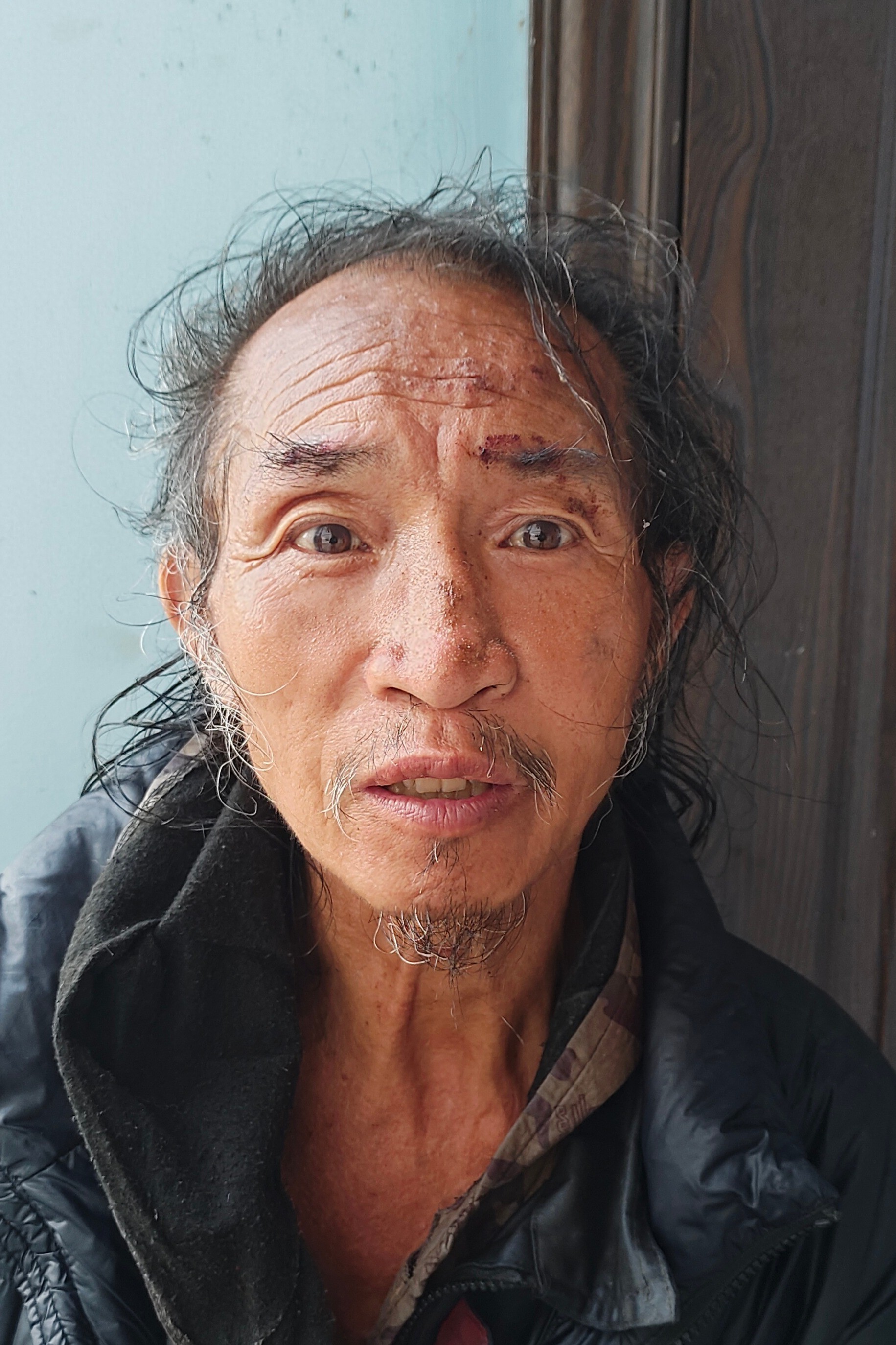 走失者照片 黔南州寻亲：六旬老人被救助，穿黑色...