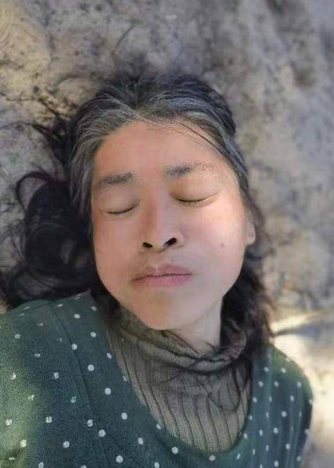 走失者照片 乌鲁木齐市寻亲：五旬女子被救助，穿...