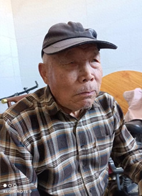 走失者照片 郑州市寻人：八旬老人走失，穿蓝色格...