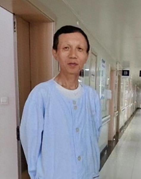 走失者照片 西安市寻人：六旬老人走失，拿保温杯...