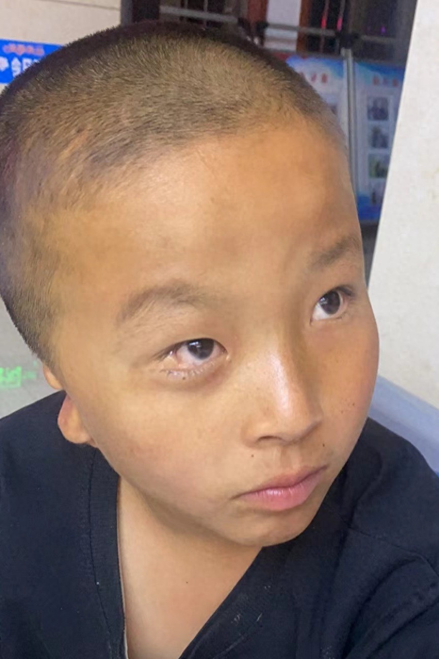 走失者照片 包头市寻亲：10岁男孩被救助，穿黑...