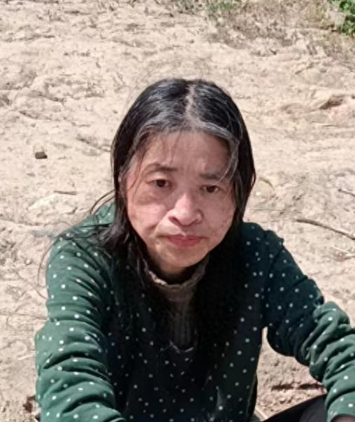 走失者照片 乌鲁木齐市寻亲：五旬女子被救助，穿...