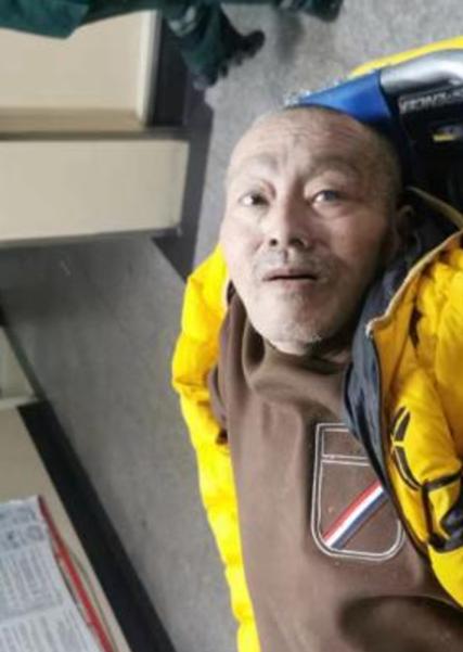 走失者照片 哈尔滨市寻亲：六旬老人被送医，穿黄...