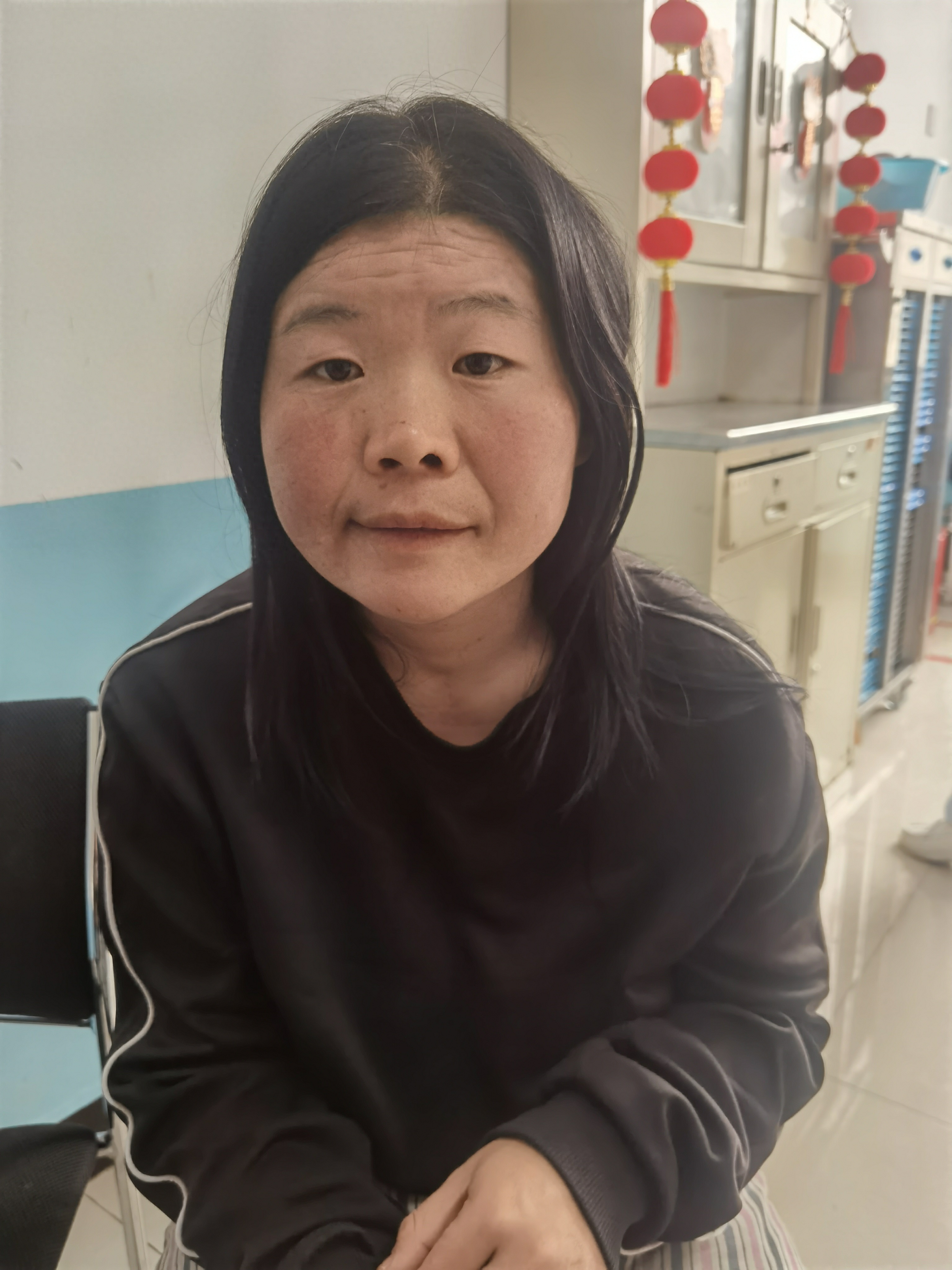 走失者照片 延安市寻亲：青年女子被救助，穿黑色...
