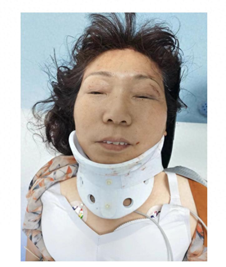走失者照片 洛阳市寻亲：中年女子被救助，穿花裙...