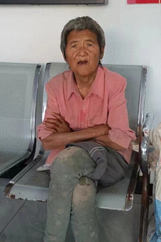 走失者照片 巴中市寻亲：七旬老太被救助，短发，...