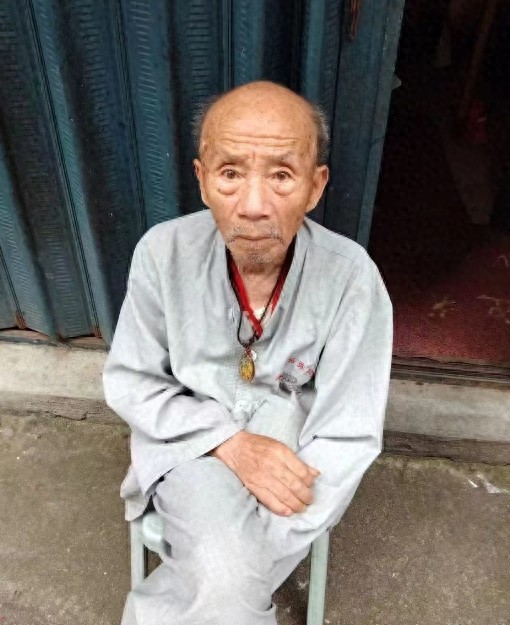 走失者照片 抚州市寻人：八旬老人走失，穿着浅灰...