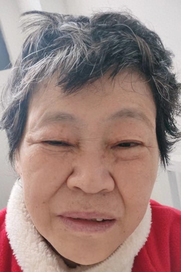 走失者照片 宿州市寻亲：六旬老太被救助，戴红色...