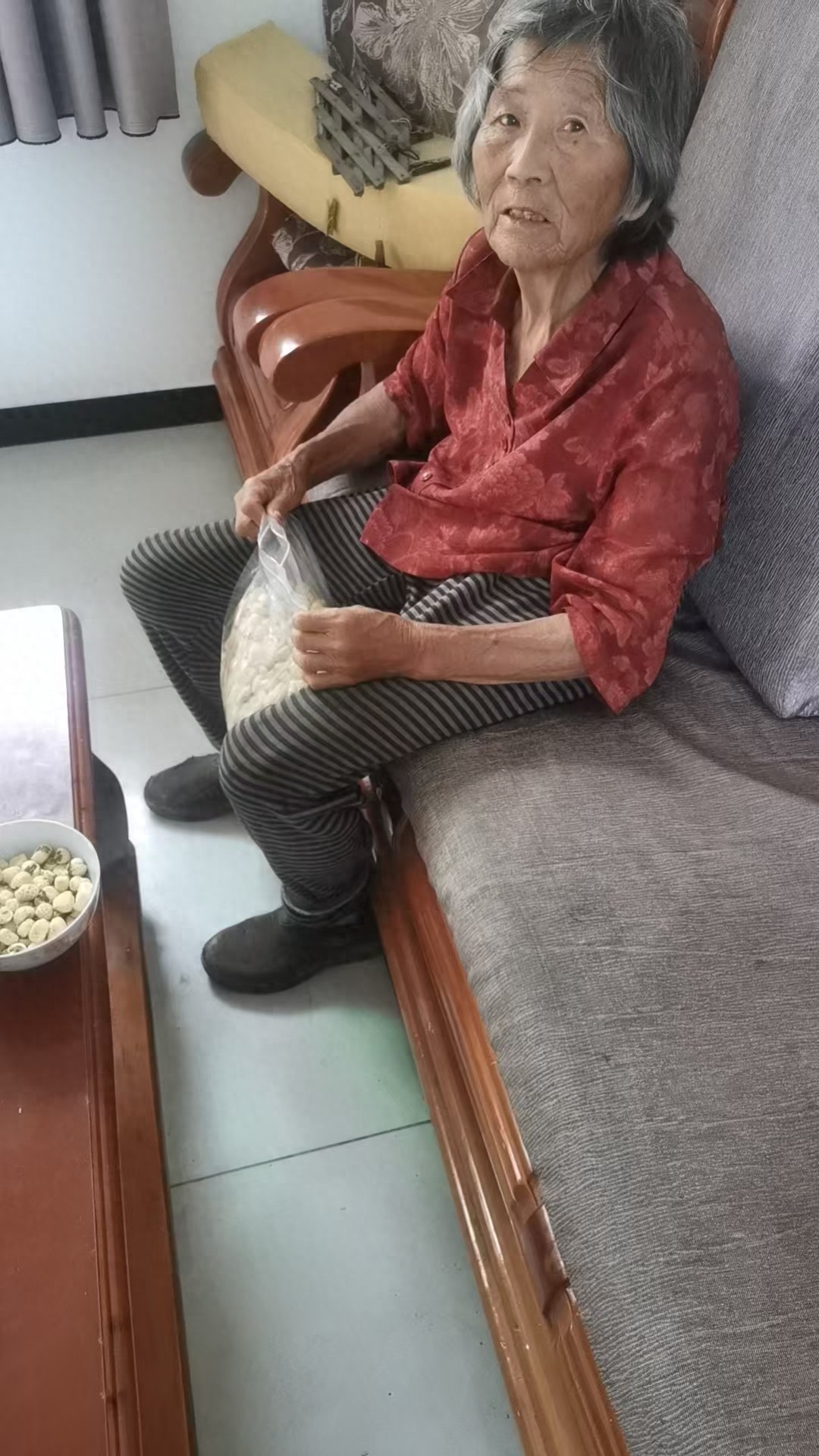 走失者照片 安庆市寻人：八旬老太走失，患小脑萎...