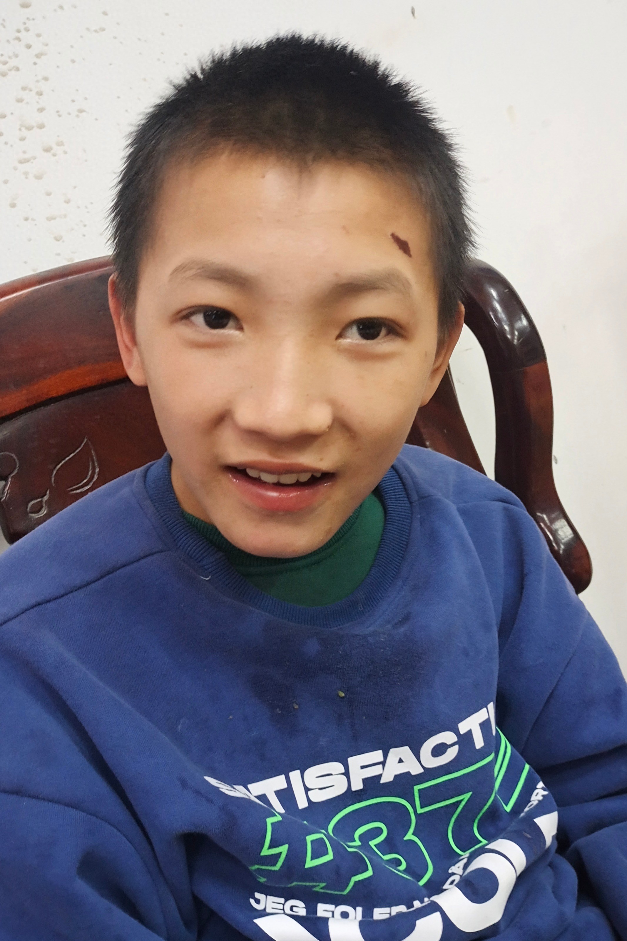 走失者照片 玉林市寻亲：13岁男孩被救助，穿蓝...