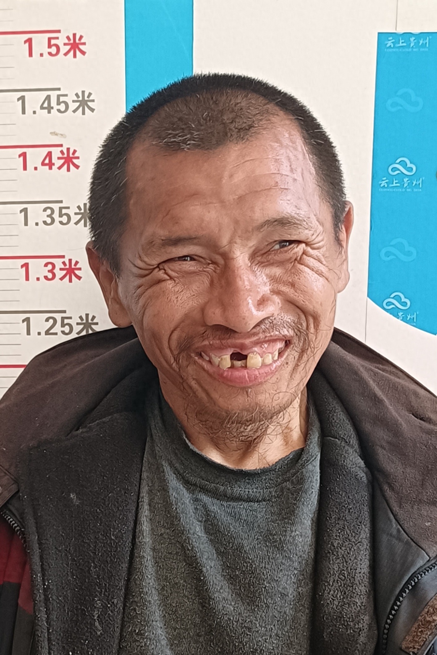 走失者照片 铜仁市寻亲：五旬男子被救助，穿黑色...