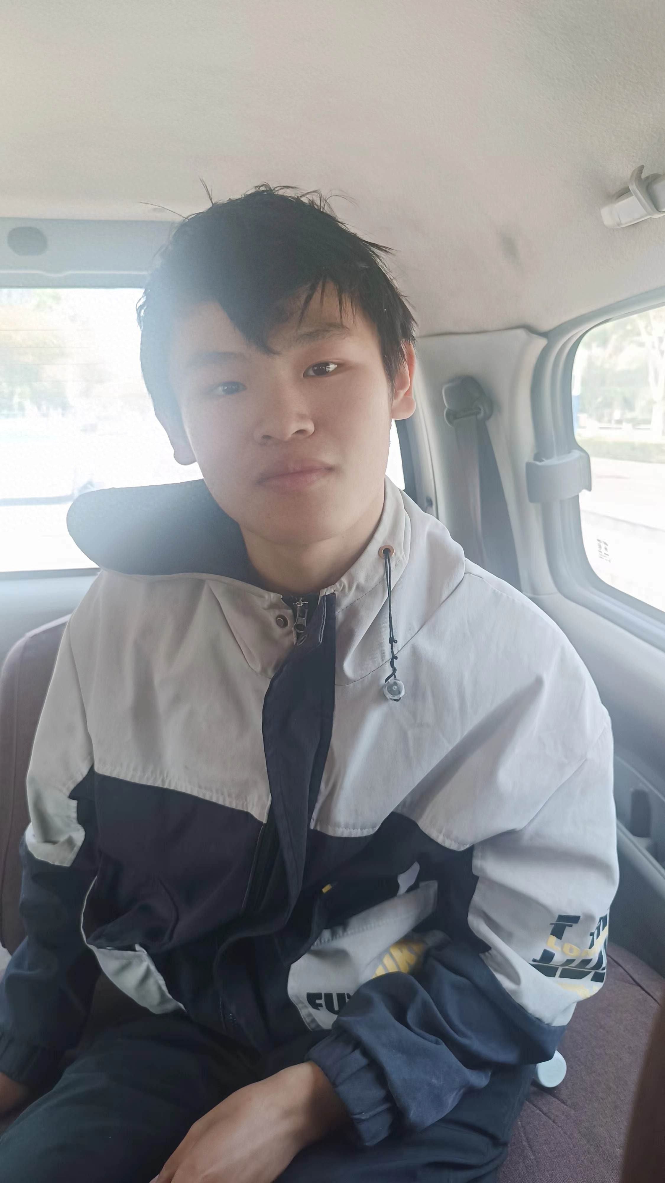 走失者照片 济宁市寻亲：17岁男孩被救助，穿黑...