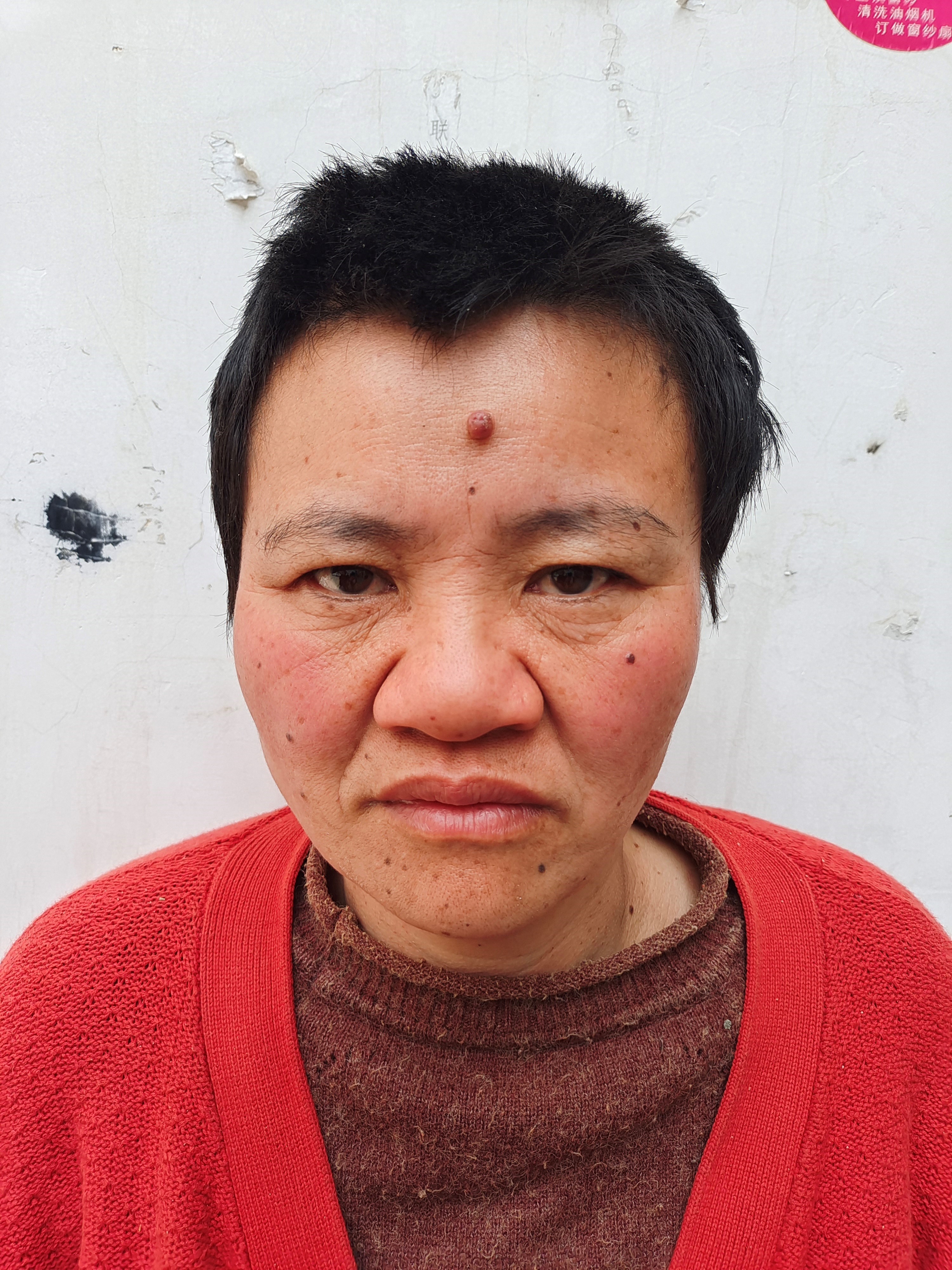 走失者照片 周口市寻亲：五旬女子被救助，穿红色...