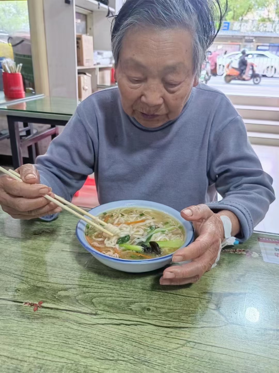 走失者照片 上饶市寻人：八旬老太走失，穿灰色上...