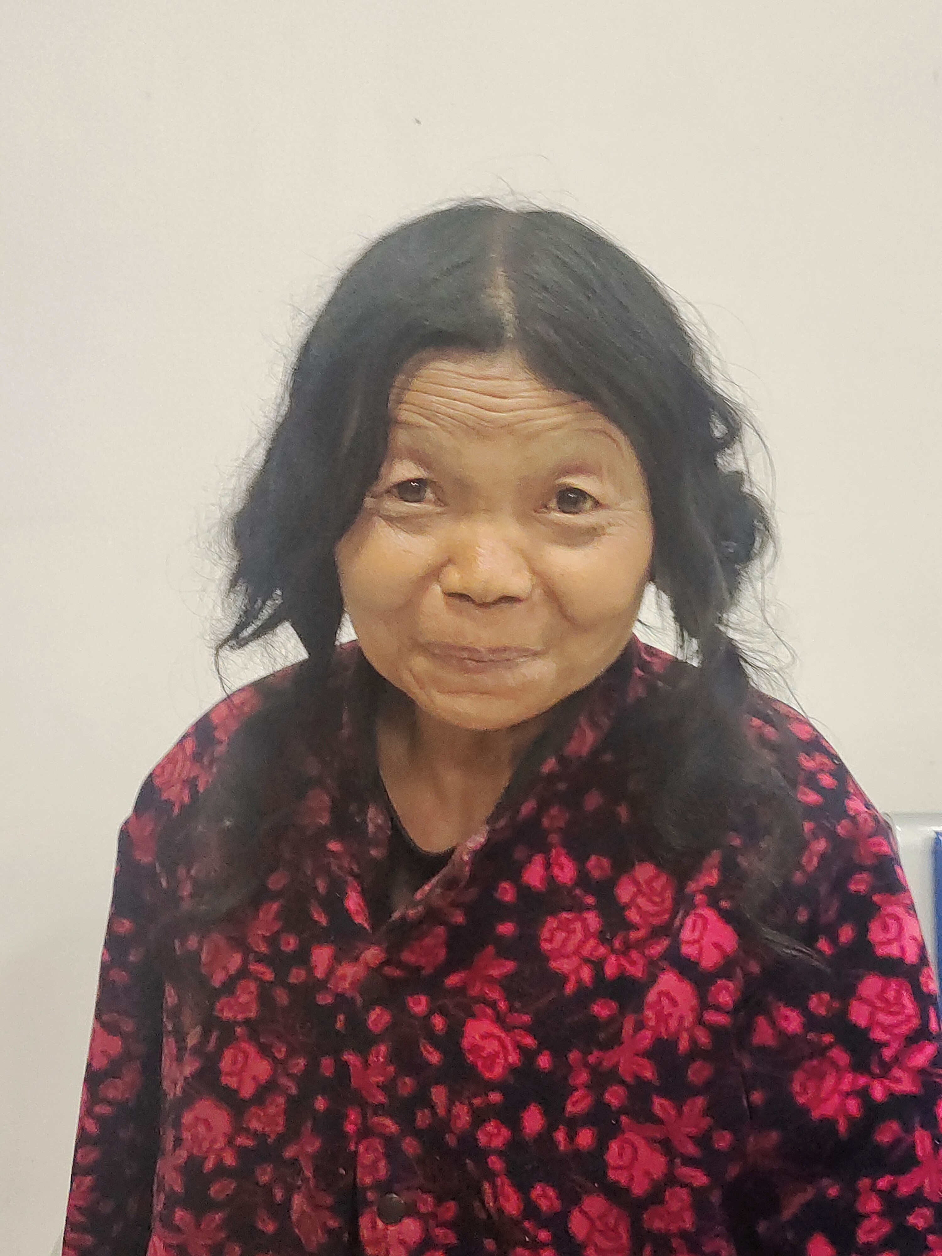 走失者照片 枣庄市寻亲：五旬女子被救助，穿黑底...